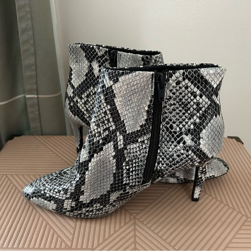 Worthington Heeled Ankle Booties Faux Snakeskin Gray Black White Lorna Casual - Picture 5 of 12